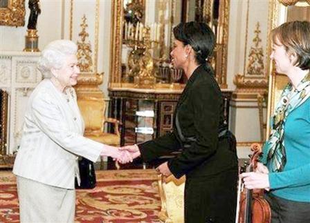 رايس تصافح الملكة اليزابيث اثناء زيارتها لبريطانيا